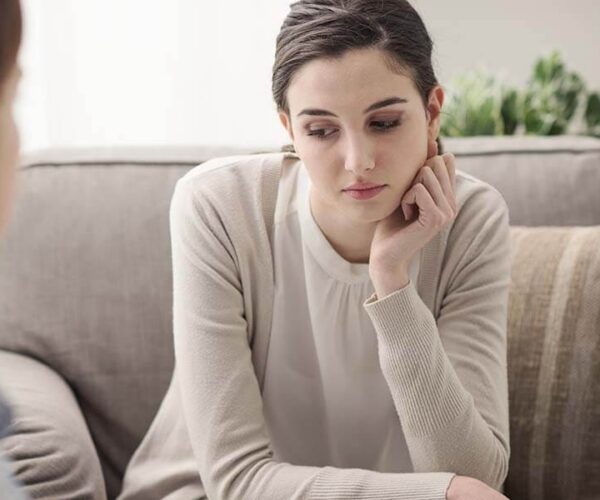 Je vous propose un espace pour déposer ce que vous vivez, une thérapie orientée résolution brève, pour mettre du sens sur vos ressentis et avancer, à votre rythme. Consultations en visio, dans un cadre bienveillant, sans jugement.